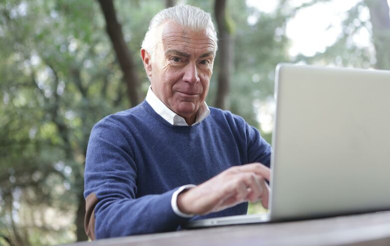 Auch ältere Personen profitieren von barrierefreien Websites, die einfach zu nutzen sind.