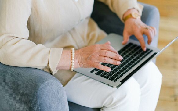 Auch ältere Menschen profitieren von barrierefreien Websites mit einfacher Navigation und guter Lesbarkeit.