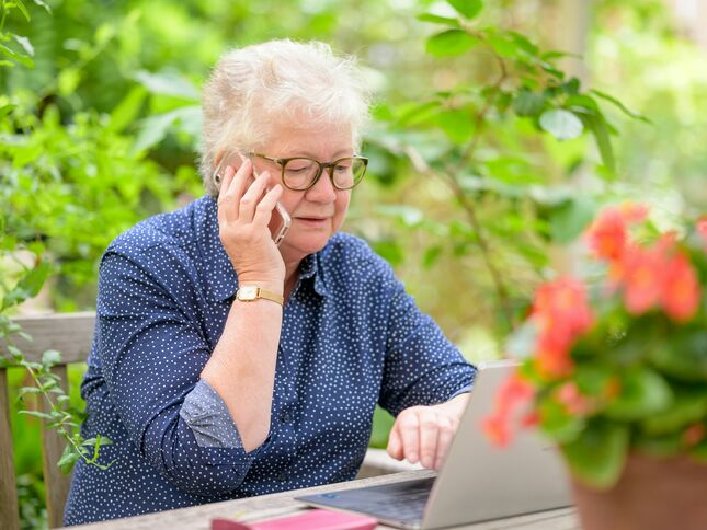 Eine ältere Frau sitzt am Computer – sie ist auf inklusive Websites angewiesen, um sich gut zurechtzufinden